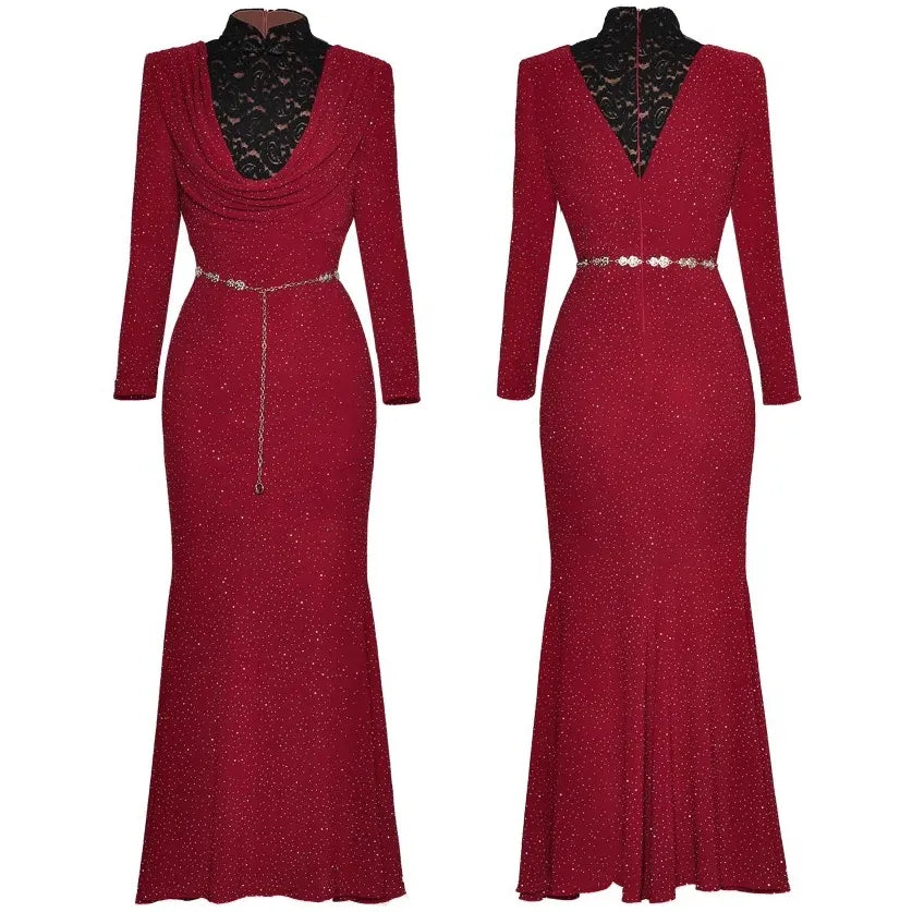 Hermoso vestido de mujer con cuello alto de encaje, falda larga tipo trompeta y bajo remachado