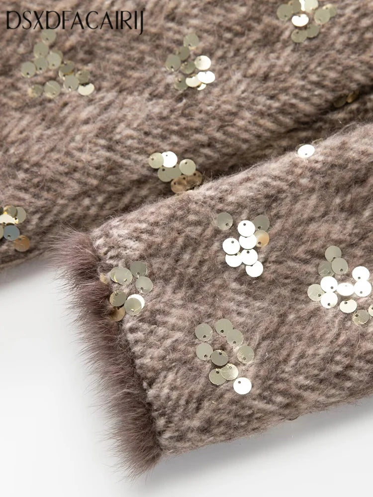 Abrigo cruzado con lentejuelas y plumas para mujer con cuello vuelto