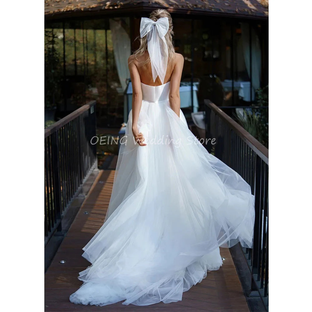 Elegante vestido de novia con chaqueta, hombros descubiertos, mangas largas, corte A, espalda descubierta, tul blanco.