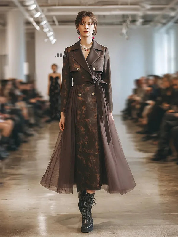 Gabardina cruzada con pliegues y cinturón de malla estampada retro francesa