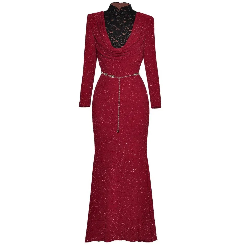 Hermoso vestido de mujer con cuello alto de encaje, falda larga tipo trompeta y bajo remachado