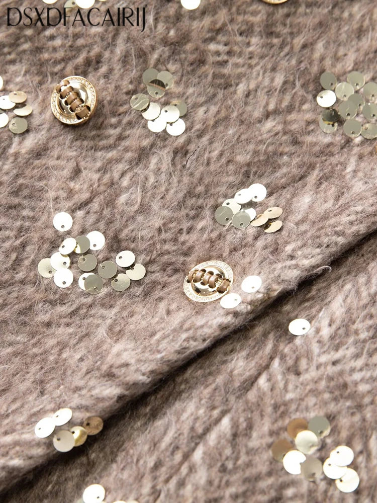 Abrigo cruzado con lentejuelas y plumas para mujer con cuello vuelto