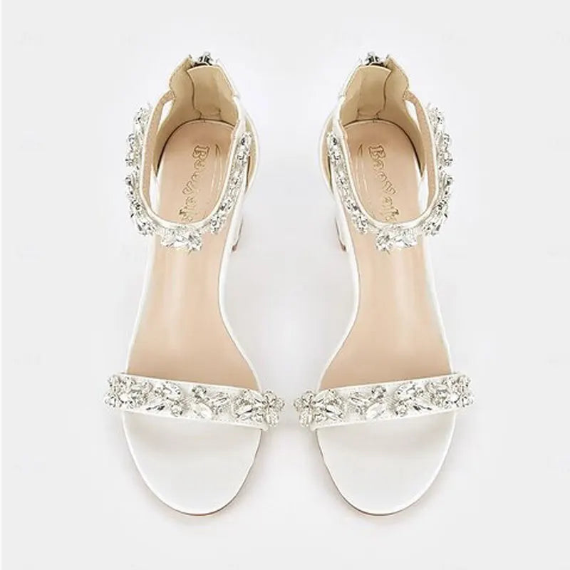 Sandalias de mujer de satén blanco con tacón alto y una tira con pedrería