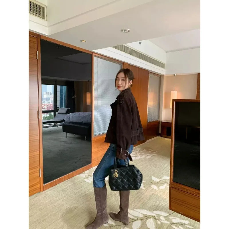 Chaqueta cruzada de ante color café con cinturón