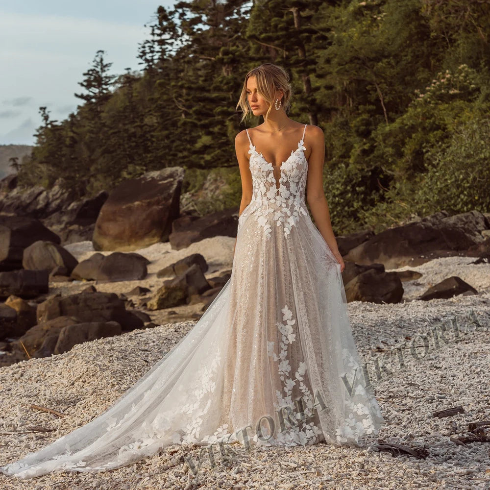 Vestido de novia Victoria con escote en V, tirantes finos y botones, bata de novia personalizada.