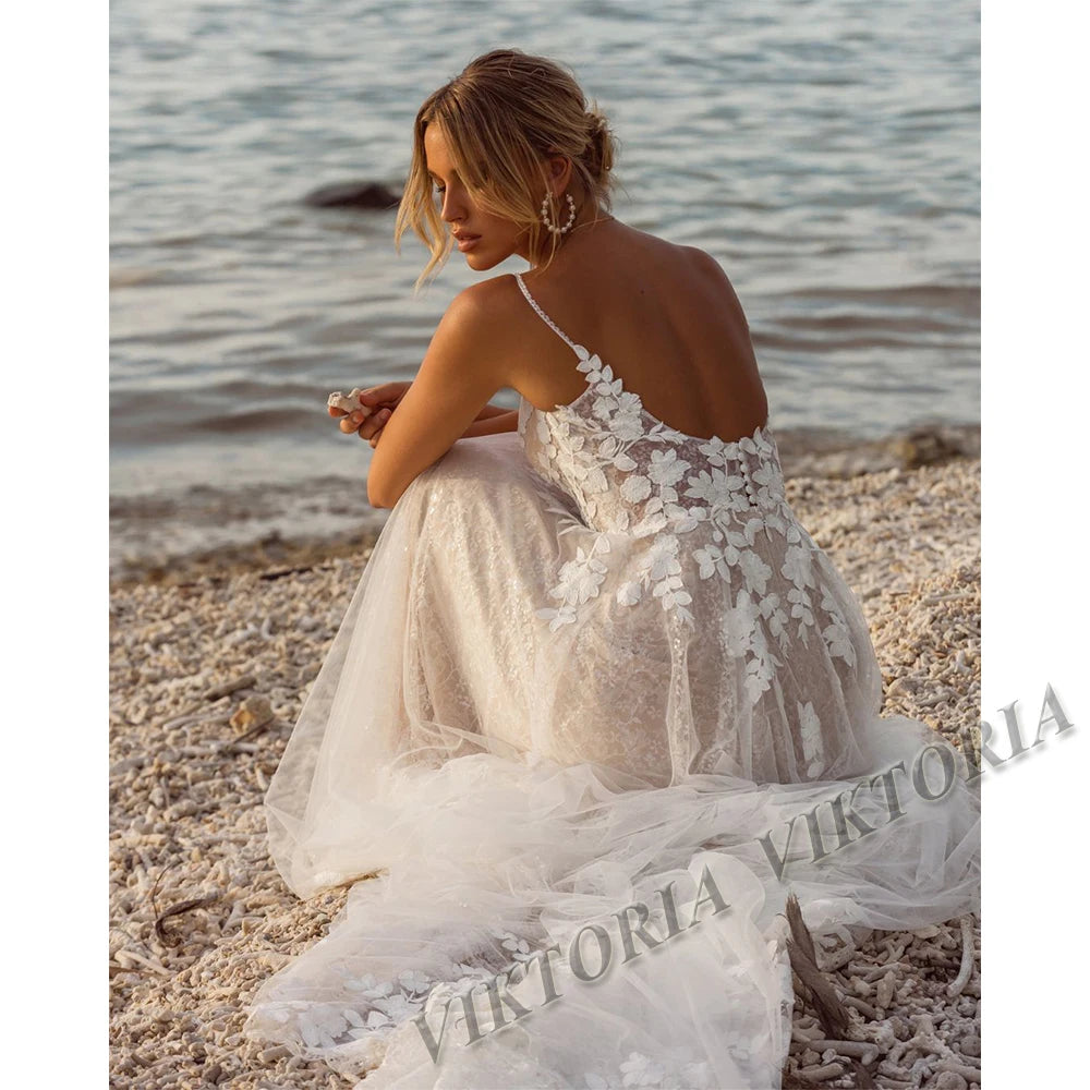 Vestido de novia Victoria con escote en V, tirantes finos y botones, bata de novia personalizada.