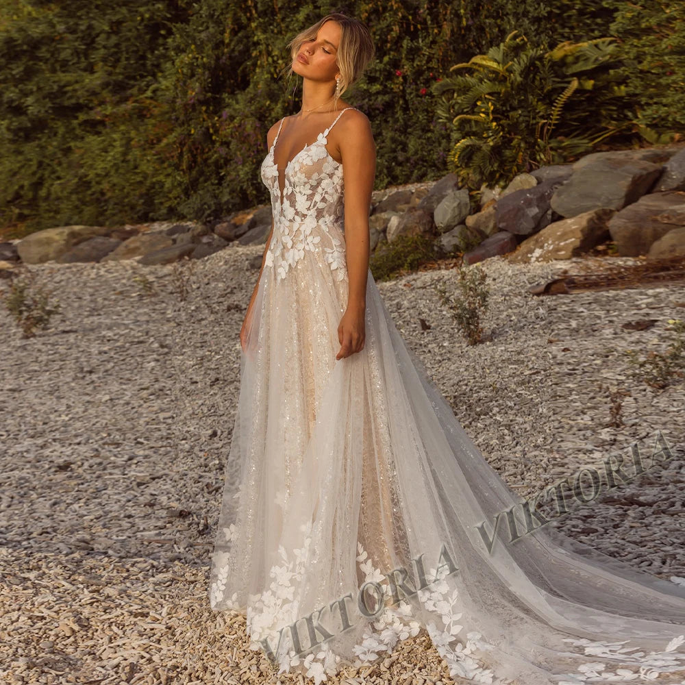 Vestido de novia Victoria con escote en V, tirantes finos y botones, bata de novia personalizada.